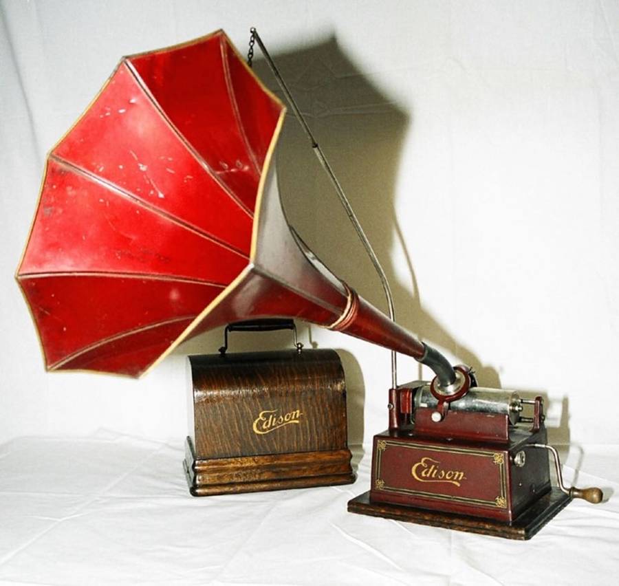 Fonógrafo Edison Fireside con bocina roja y su tapa de madera