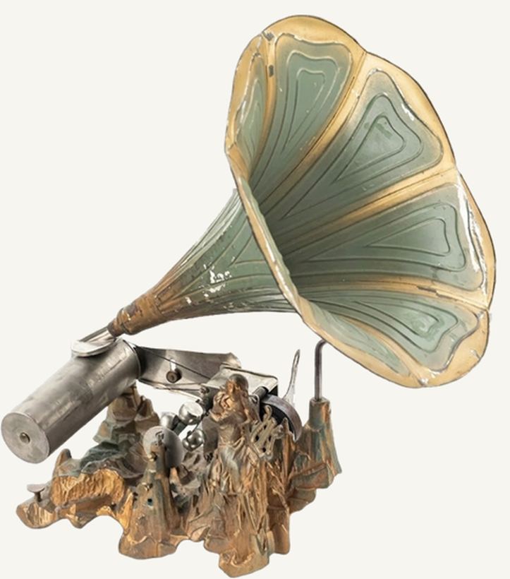 Fonógrafo Puck Lorelei: bocina verde con nervaduras en relieve sobre una base de hierro fundido dorado que representa una escena rocosa