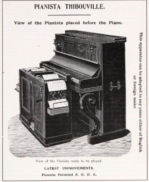Grabado publicitario del Pianista Thibouville: un mueble con rollo de papel colocado delante de un piano vertical