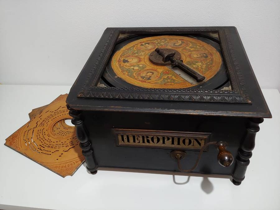 Organillo Herophon con disco cuadrado policromado y discos de repuesto