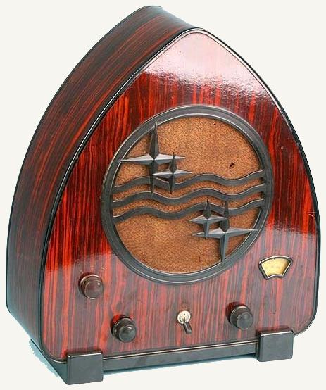 Radio Philips 930A con forma de capilla, en imitación de palisandro, con el logotipo de ondas y estrellas troquelado sobre la rejilla del altavoz