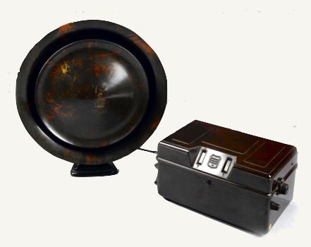 Receptor Philips 2531 de baquelita marrón junto a su altavoz circular exterior Philips 2007